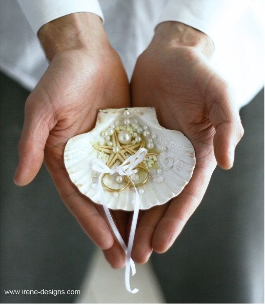 Mermaid-Inspired Shell Ring Pillows for a Dreamy Beach Wedding ♥にて紹介している画像