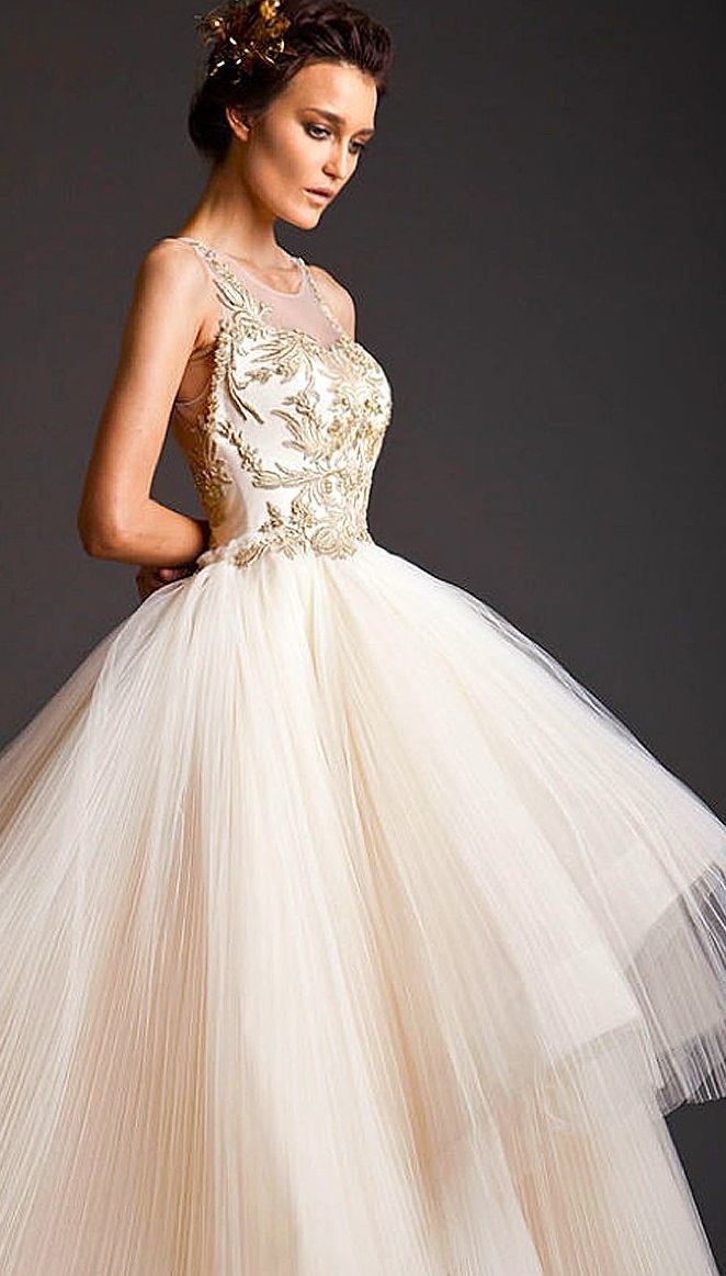 Cinderella Dreams: The Classic and Elegant Wedding Dresses by Elie Saab Favored by Celebrities and Royalty!にて紹介している画像