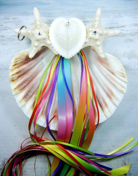 Mermaid-Inspired Shell Ring Pillows for a Dreamy Beach Wedding ♥にて紹介している画像