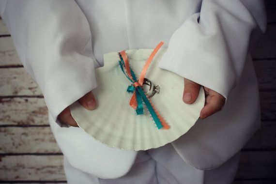 Mermaid-Inspired Shell Ring Pillows for a Dreamy Beach Wedding ♥にて紹介している画像
