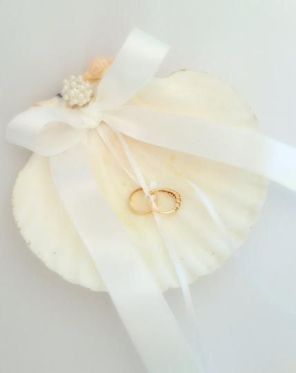Mermaid-Inspired Shell Ring Pillows for a Dreamy Beach Wedding ♥にて紹介している画像