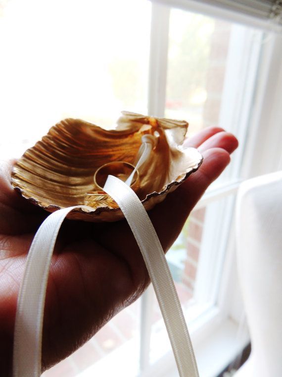 Mermaid-Inspired Shell Ring Pillows for a Dreamy Beach Wedding ♥にて紹介している画像