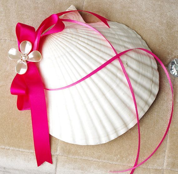 Mermaid-Inspired Shell Ring Pillows for a Dreamy Beach Wedding ♥にて紹介している画像