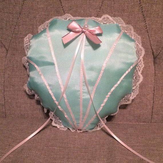 Mermaid-Inspired Shell Ring Pillows for a Dreamy Beach Wedding ♥にて紹介している画像
