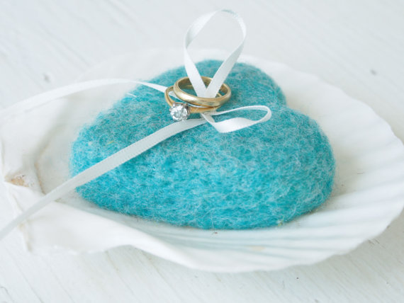 Mermaid-Inspired Shell Ring Pillows for a Dreamy Beach Wedding ♥にて紹介している画像