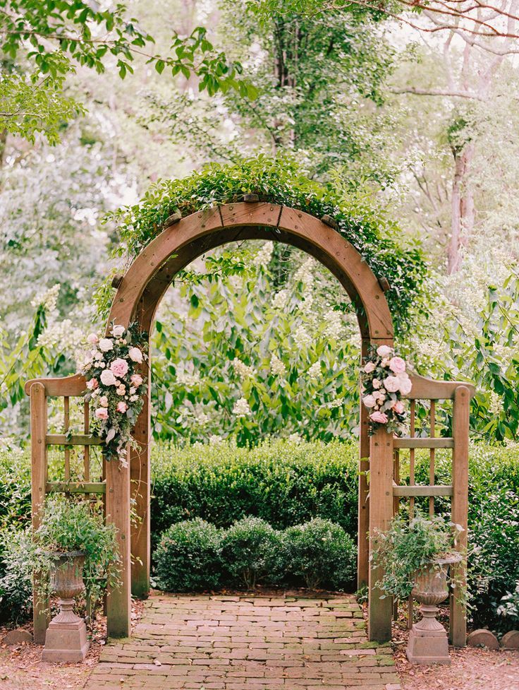 Introducing a Romantic Wedding Held in a Lush Green Forest Park ♡にて紹介している画像