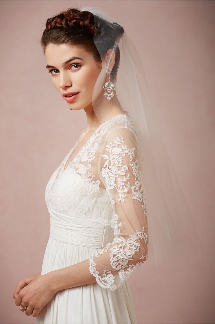 "Creating the Perfect Wedding Style: 4 Timeless Bride Hair Looks by Bang Type"にて紹介している画像