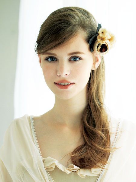 "Creating the Perfect Wedding Style: 4 Timeless Bride Hair Looks by Bang Type"にて紹介している画像