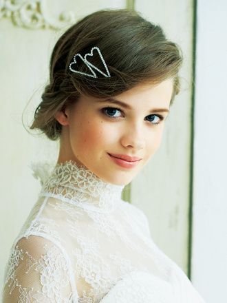 "Creating the Perfect Wedding Style: 4 Timeless Bride Hair Looks by Bang Type"にて紹介している画像
