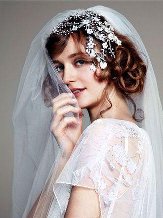 "Creating the Perfect Wedding Style: 4 Timeless Bride Hair Looks by Bang Type"にて紹介している画像