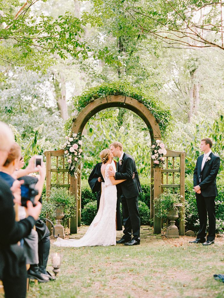 Introducing a Romantic Wedding Held in a Lush Green Forest Park ♡にて紹介している画像