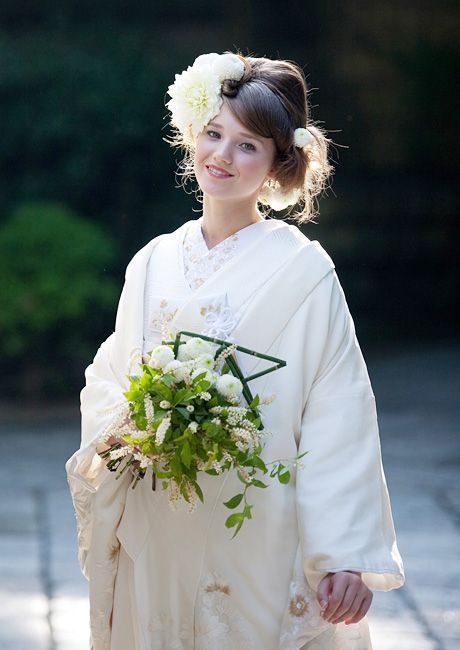 "Creating the Perfect Wedding Style: 4 Timeless Bride Hair Looks by Bang Type"にて紹介している画像