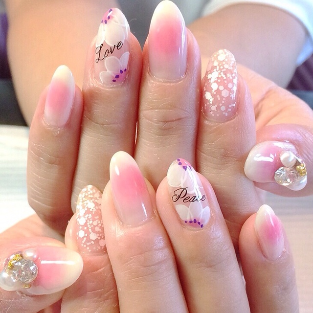 "Unleash Your Allure from the Tips of Your Fingers ♡ Do You Know About the Trendy 'Chic Nails' That Became Popular on Instagram in 2015?"にて紹介している画像