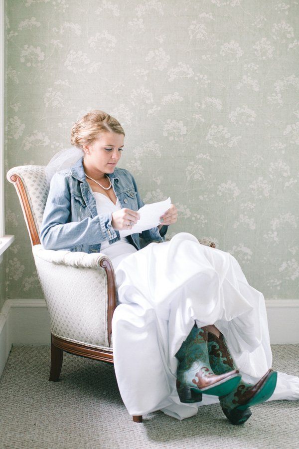 最高の甘辛MIX♡ウェディングドレス×デニムジャケットの可愛い花嫁ファッションCollectionにて紹介している画像