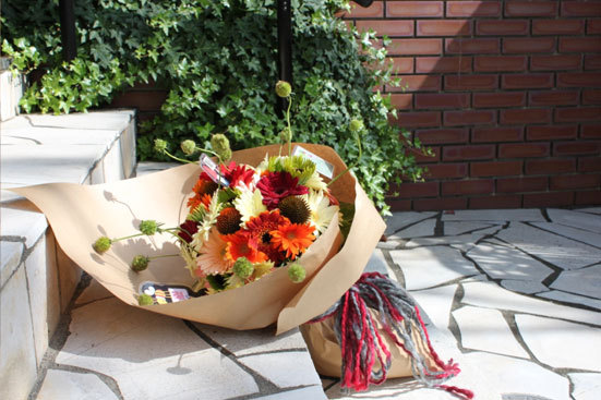 Emotional Surprise! A Flower Gift with a Message Video - 'KOTOBANA' That You Want to Give! ♡にて紹介している画像