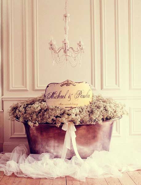 Chic Overseas Designs: Welcome Your Guests with a Stylish Custom Welcome Board!にて紹介している画像