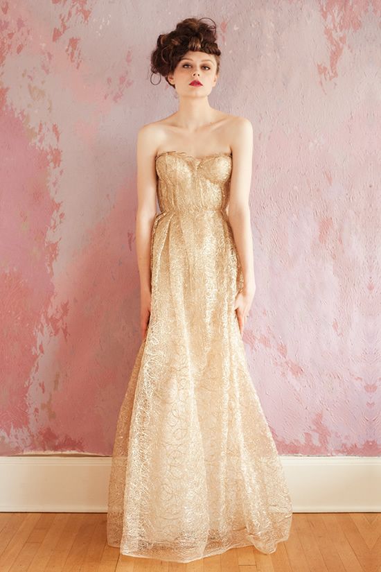 Shimmering Luxury No.1: A Collection of Champagne Gold Wedding Dresses ♡にて紹介している画像