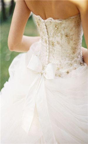 Shimmering Luxury No.1: A Collection of Champagne Gold Wedding Dresses ♡にて紹介している画像
