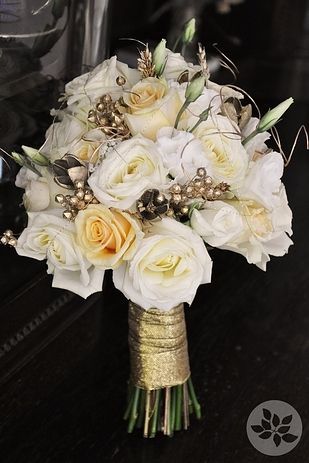 Shimmering Luxury No.1: A Collection of Champagne Gold Wedding Dresses ♡にて紹介している画像