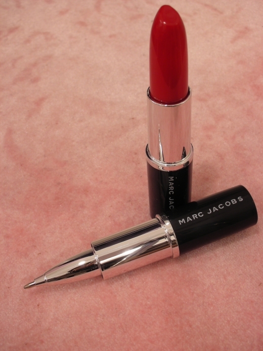 "Charming DIY Reception Pens to Match the Bride's Whimsical Touch: A Collection of Adorable Guestbook Pens"にて紹介している画像