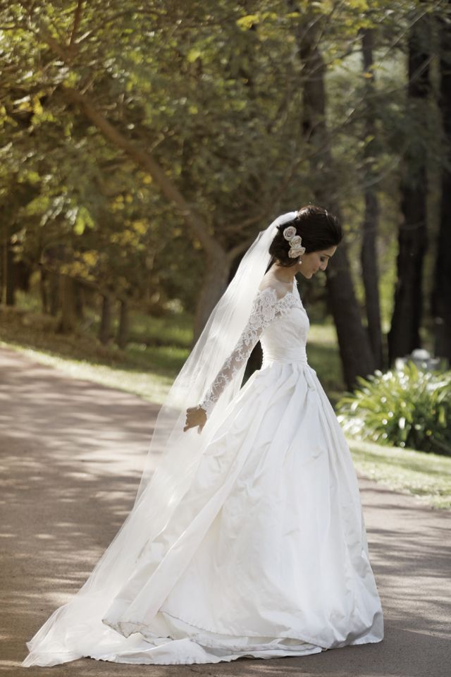 Creating Space with Veils and Trains: Stylish Ways to Rock the Latest Trend of "Effortless Elegance" in Wedding Dresses!にて紹介している画像