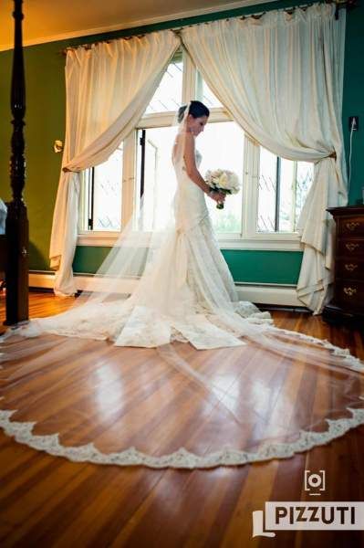 Creating Space with Veils and Trains: Stylish Ways to Rock the Latest Trend of "Effortless Elegance" in Wedding Dresses!にて紹介している画像