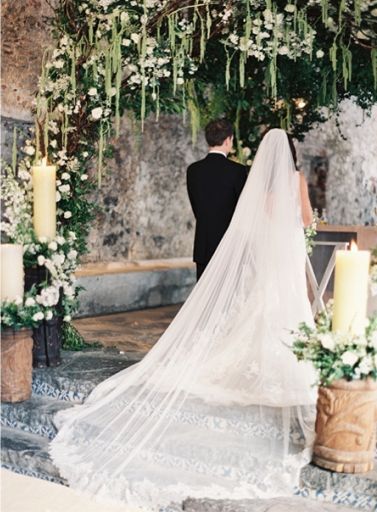 Creating Space with Veils and Trains: Stylish Ways to Rock the Latest Trend of "Effortless Elegance" in Wedding Dresses!にて紹介している画像