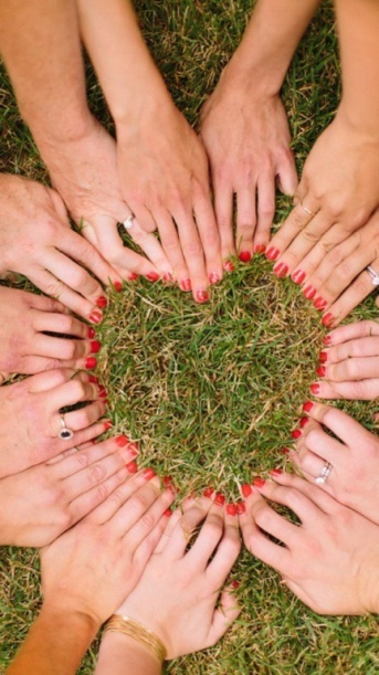 Romantic Red-Themed Bridesmaid Fashion ♡にて紹介している画像