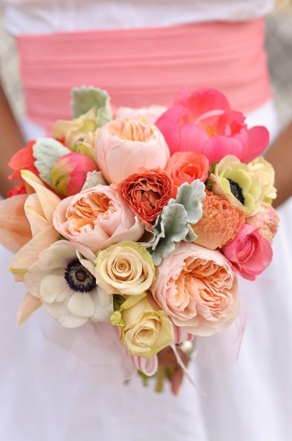 A Collection of Adorable Bride Bouquets: From Round and Cute Shapes to Crescent Designs ♩にて紹介している画像