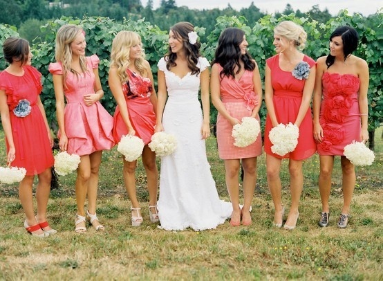 Romantic Red-Themed Bridesmaid Fashion ♡にて紹介している画像