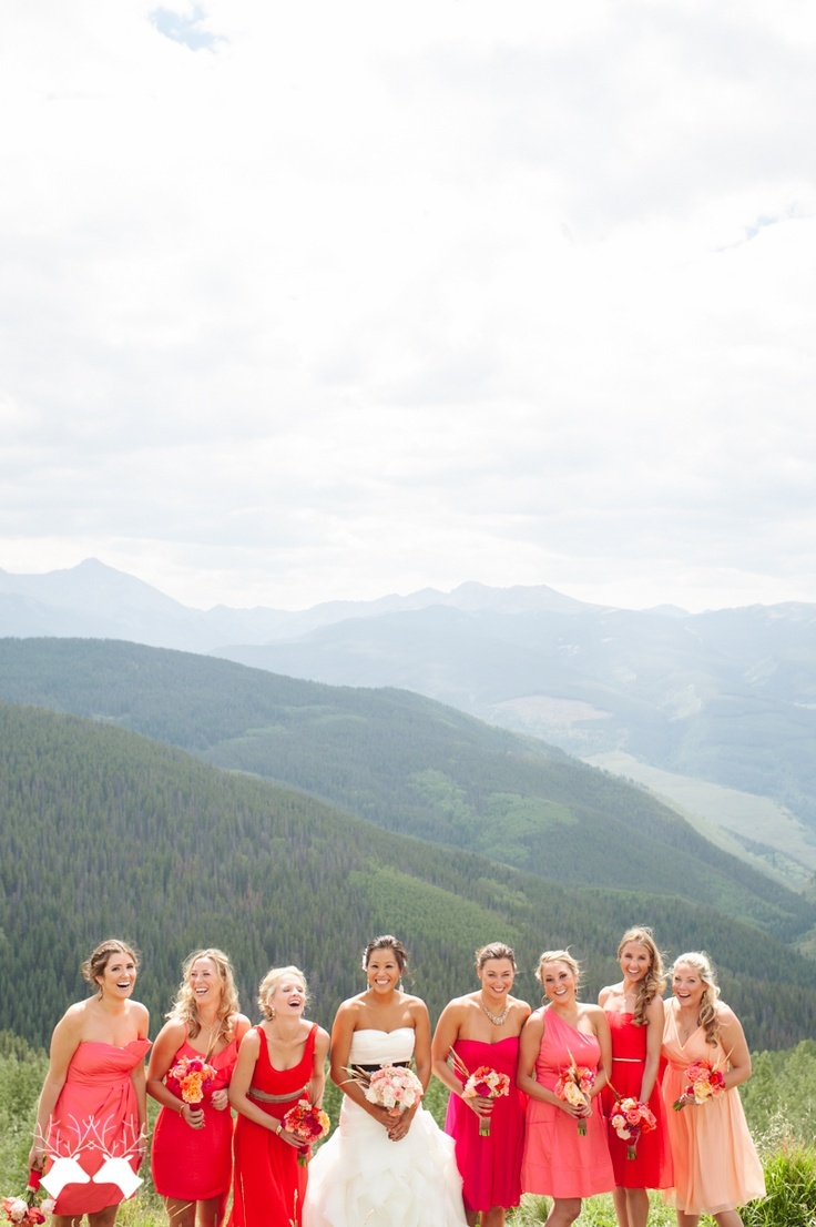 Romantic Red-Themed Bridesmaid Fashion ♡にて紹介している画像