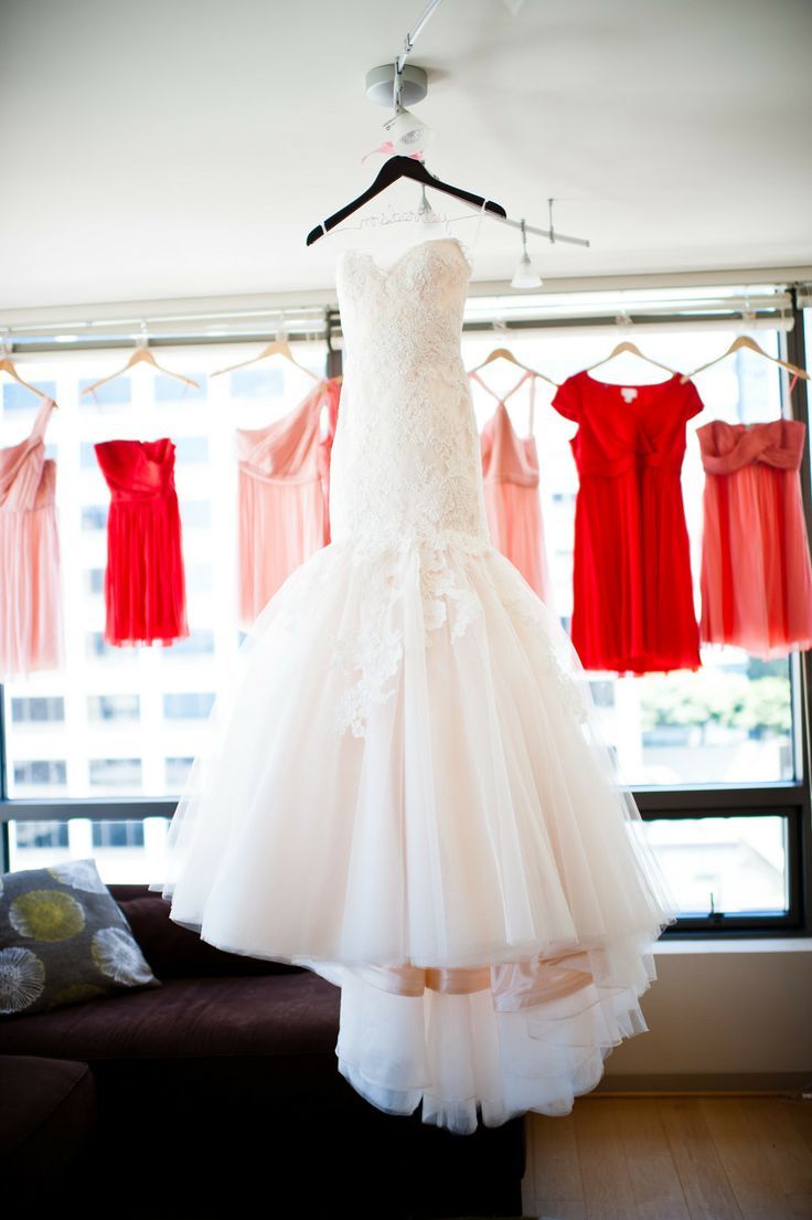 Romantic Red-Themed Bridesmaid Fashion ♡にて紹介している画像
