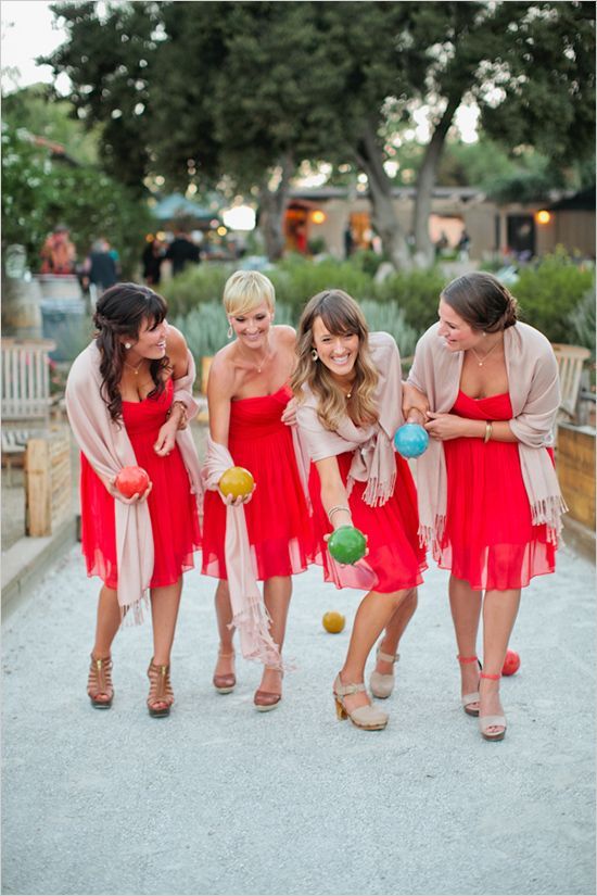 Romantic Red-Themed Bridesmaid Fashion ♡にて紹介している画像