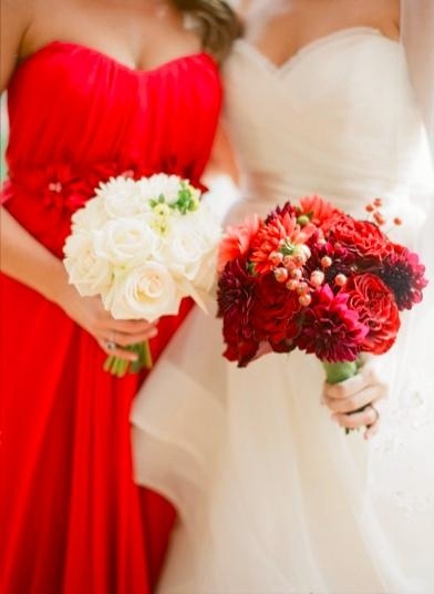 Romantic Red-Themed Bridesmaid Fashion ♡にて紹介している画像