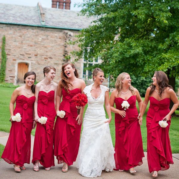 Romantic Red-Themed Bridesmaid Fashion ♡にて紹介している画像