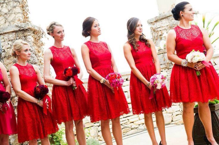 Romantic Red-Themed Bridesmaid Fashion ♡にて紹介している画像