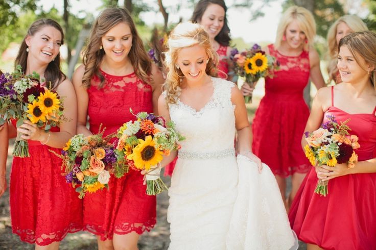 Romantic Red-Themed Bridesmaid Fashion ♡にて紹介している画像