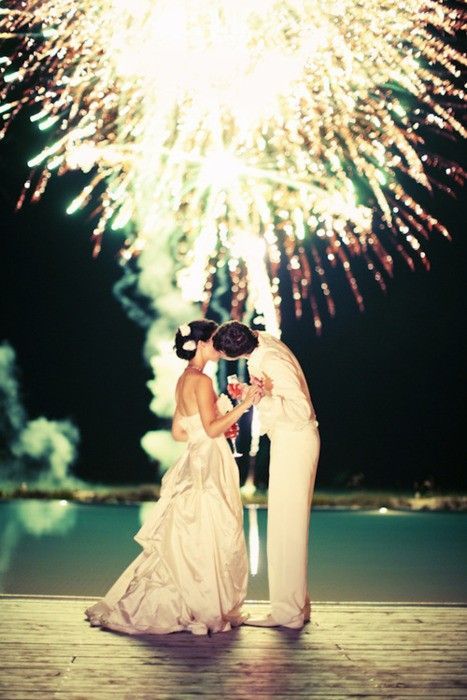 Capturing Enchanting Wedding Photos with Fireworks: A Guide to Summer Traditions ✨にて紹介している画像