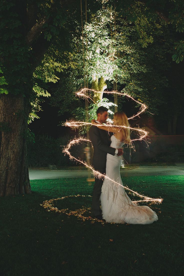 Capturing Enchanting Wedding Photos with Fireworks: A Guide to Summer Traditions ✨にて紹介している画像