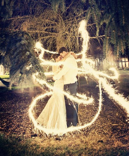 Capturing Enchanting Wedding Photos with Fireworks: A Guide to Summer Traditions ✨にて紹介している画像
