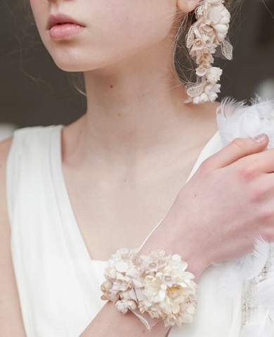 Adorable Softness: Falling in Love with 'Emushool' 's Relaxed Flower Fabric Accessories♡にて紹介している画像
