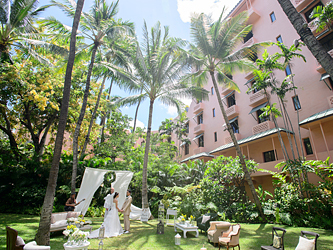 Endless Shades of Pink: Dreamy Weddings at Hawaii's Cutest Hotel, "Pink Palace" ♡にて紹介している画像