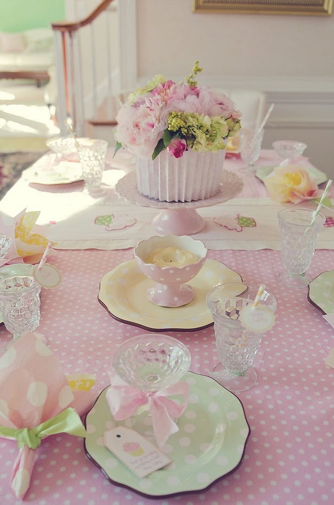 Adorably Feminine: Get Enchanted by Polka Dot Table Decor!♡にて紹介している画像
