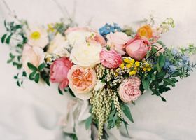 まるで、シャワーや噴水のお水が降り注ぐような形の花束「シャワーブーケ」♡横幅いっぱいのボリュームたっぷりシャワーブーケが可愛すぎ！