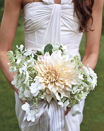 幸せが降り注ぐ＊横幅いっぱいのお花が可愛い『シャワーブーケ』が素敵です♡にて紹介している画像