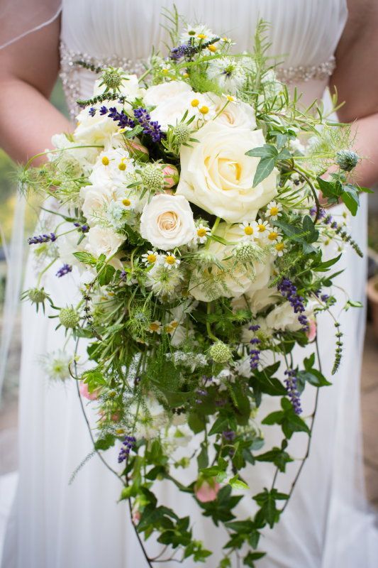 幸せが降り注ぐ＊横幅いっぱいのお花が可愛い『シャワーブーケ』が素敵です♡にて紹介している画像