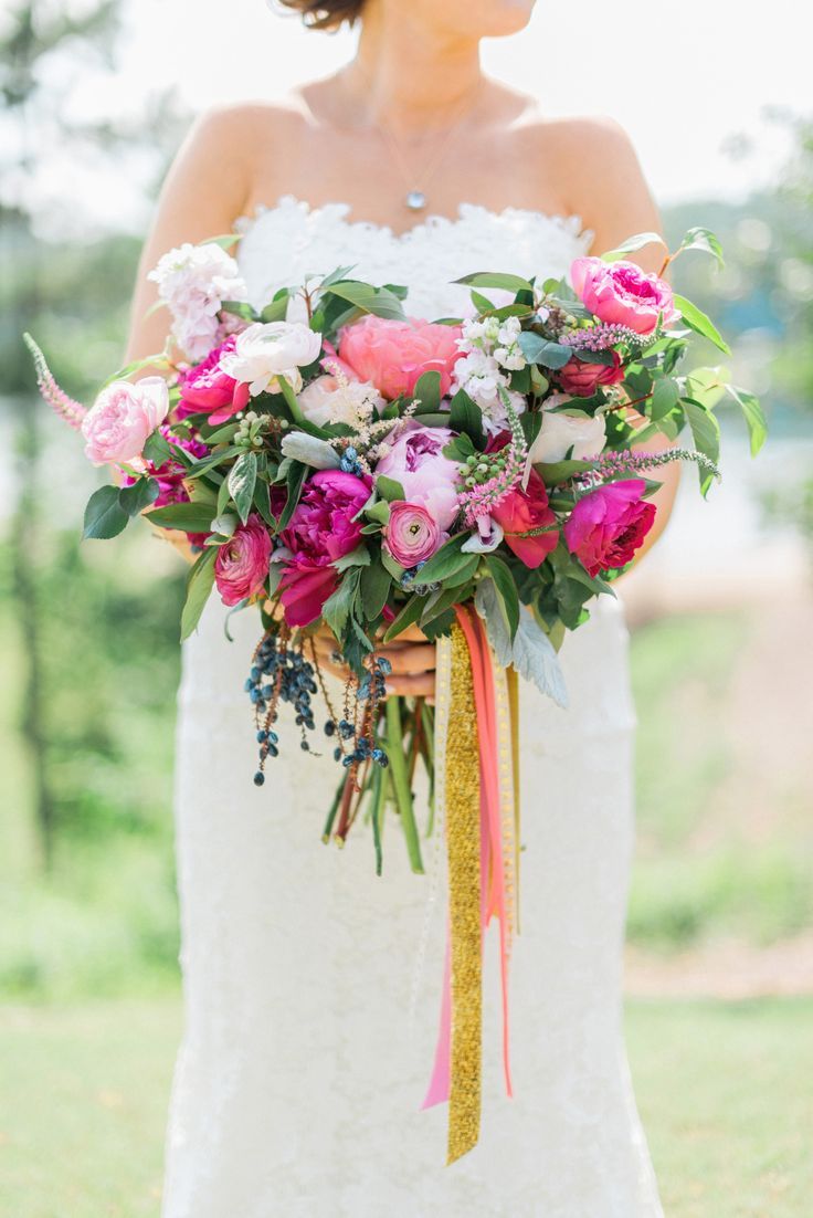 幸せが降り注ぐ＊横幅いっぱいのお花が可愛い『シャワーブーケ』が素敵です♡にて紹介している画像