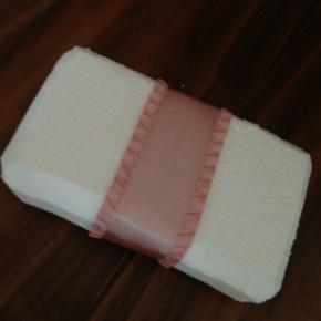 発泡スチロールでDIY！お花たっぷりふわふわ可愛い『クラッチバッグブーケ』の作り方＊にて紹介している画像