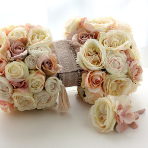 発泡スチロールでDIY！お花たっぷりふわふわ可愛い『クラッチバッグブーケ』の作り方＊にて紹介している画像