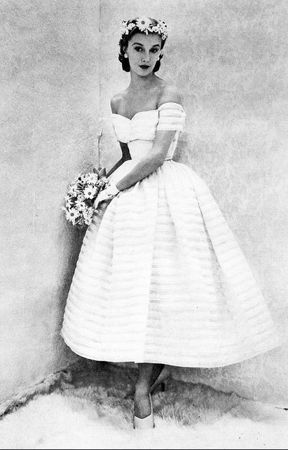 Classical and Cute♡ A Collection of Off-Shoulder Wedding Dresses Fit for a Queenにて紹介している画像